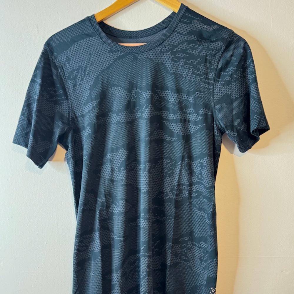Men’s Lululemon Short Sleeve Metal Vent Tech Breathe in Navy Camo Size Small